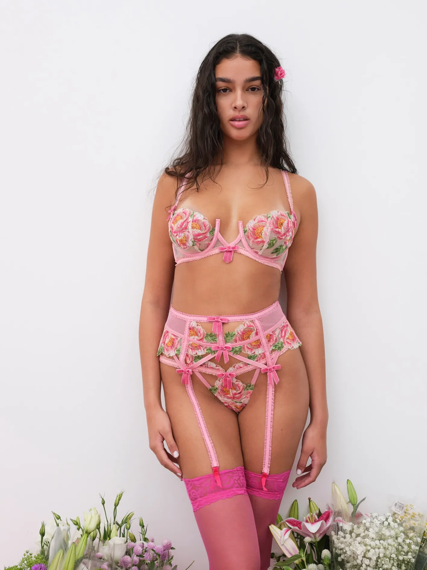 needle_point_roses_garter_0.webp Woman For Love & Lemons Needle Point Roses Garter